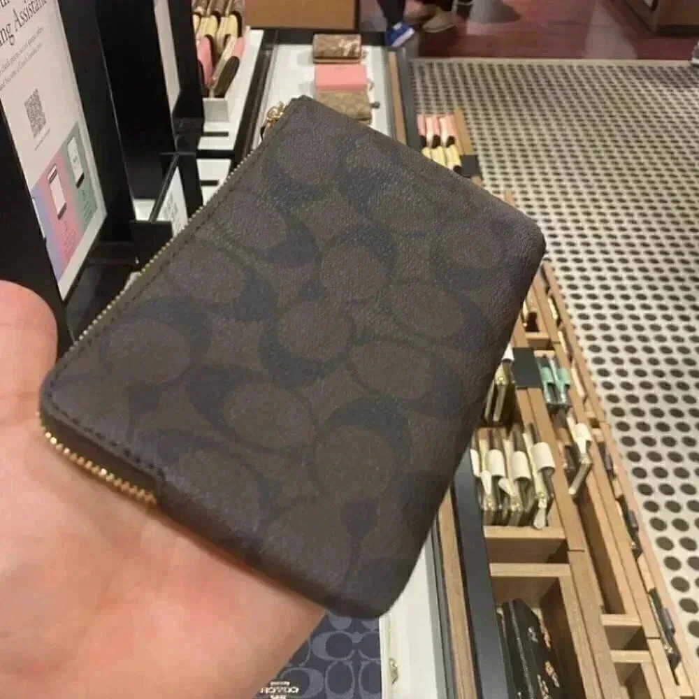 CORNER ZIP WRISTLET IN SIGNATURE CANVAS 58035 - Picture 4 of 9